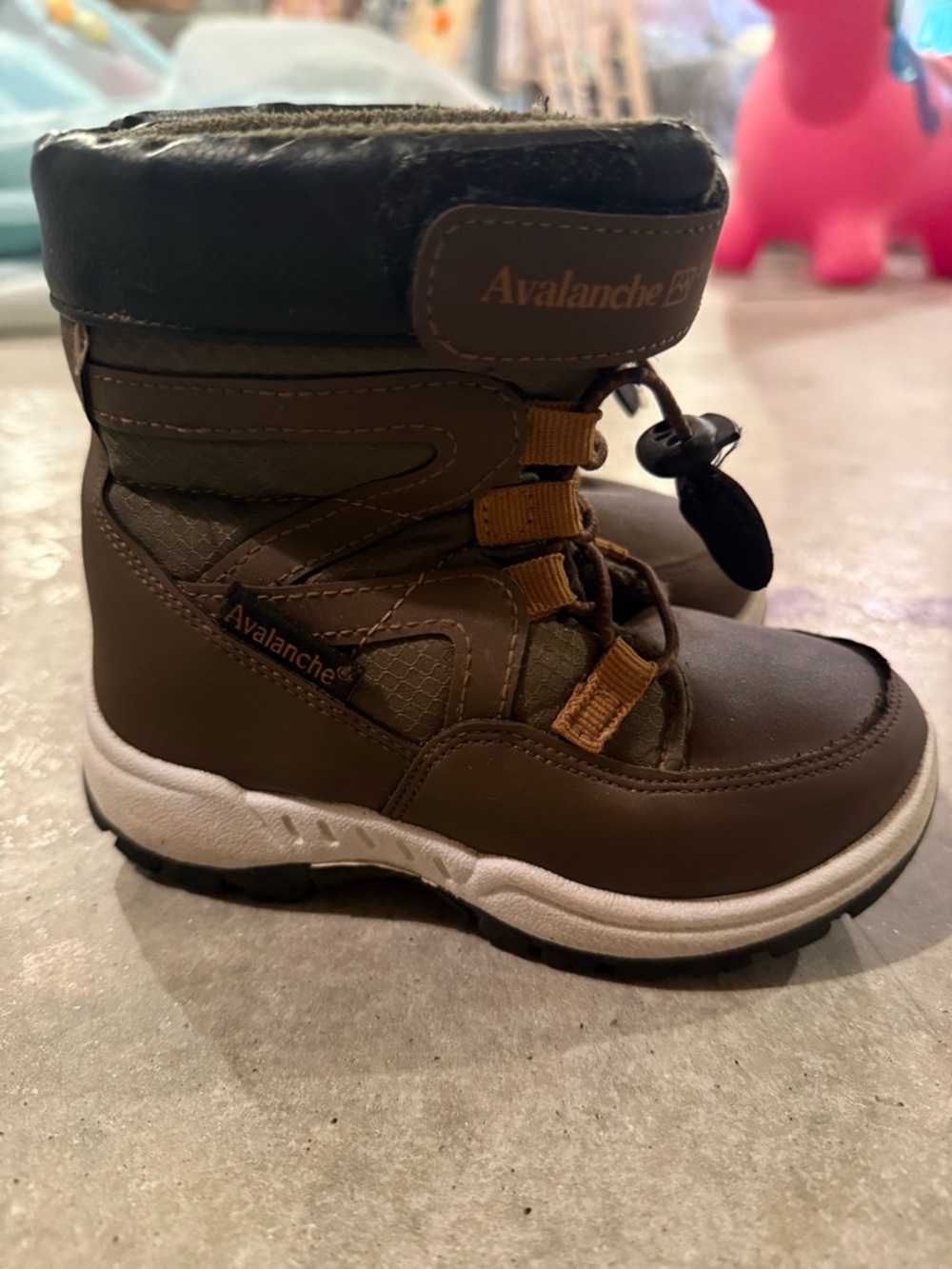 Avalanche Kids Brown Insulated Snow Boots. Size 9. Great condition.